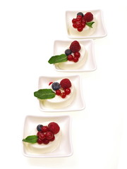 panna cotta dessertcreme mit frischen beeren