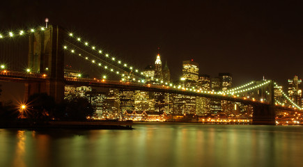 Fototapeta na wymiar Brooklyn Bridge i Manhattan skyline w nocy