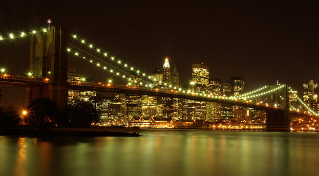 Fototapeta Brooklyn Bridge and Manhattan skyline by night