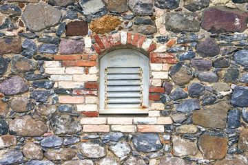 fenêtre dans un mur de pierre