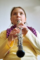 mädchen spielt oboe