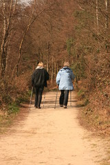 Ältere Frauen beim walking 