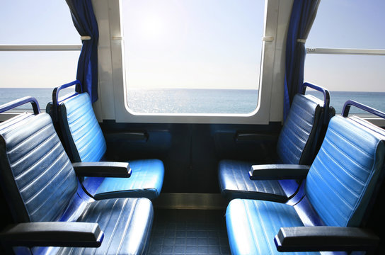 vue sur mer à travers la fenêtre d'un train