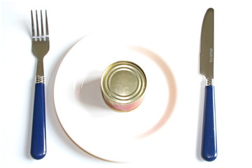 Weißer Teller mit Konservendose