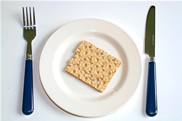 Weißer Teller mit Knäckebrot