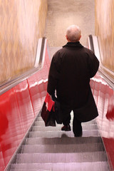 Mann auf Rolltreppe 