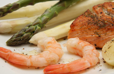 Garnelen, Lachs und Spargel