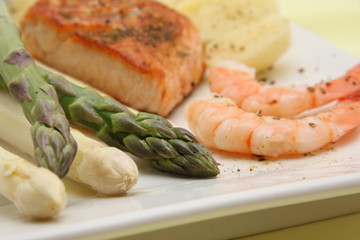 Spargel mit Garnelen und Lachs