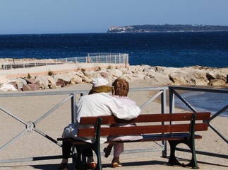 Seniors regardant la mer 2