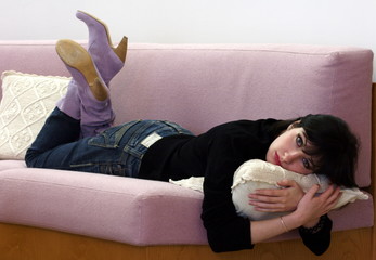 Ragazza sul divano