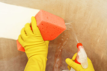 Cleaning a very dirty surface with spray and sponge