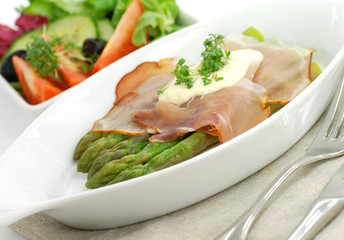 Grüner Spargel mit Schinken