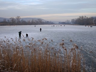 Naklejka premium Eisläufer auf zugefrorenem See