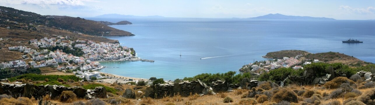 Griechische Insel Andros mit Blick auf Batsi
