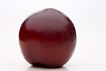 Nahaufnahme einzelner violetter Pflaume