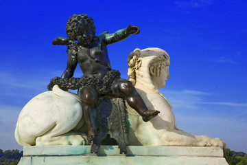 Obraz premium enfant ailé assis sur un sphinx, parterres de midi, 