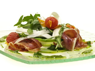kraftvoller knackiger roher spargelsalat mit parma schinken