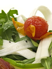 kraftvoller knackiger roher spargelsalat mit parma schinken