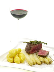 schönste gourmet verbindung rotwein, spargel, rinderfilet
