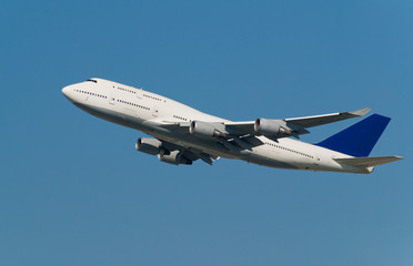 Startendes Flugzeug an blauem Himmel