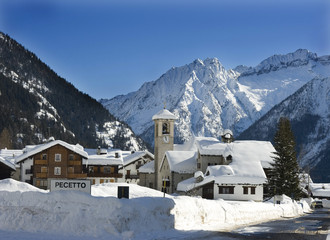 paese innevato