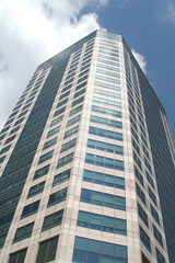 Fototapeta na wymiar Budynek Dominujący z kierownictwem Skies