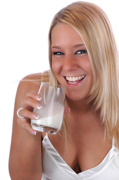 Mädchen Frau trinkt Milch Werbung