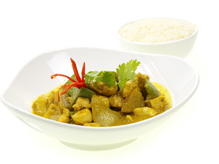 Schüssel indisches Hühnercurry mit Reis freigestellt auf weißem Hintergrund