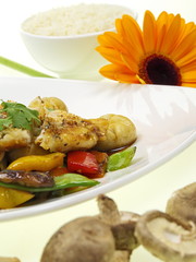 gebratene panierte hühnerbrust mit pilzen und farbenfroh gemüse