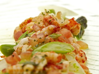 wellnessgefühl von spargelsalat mit flusskrebsschwänze