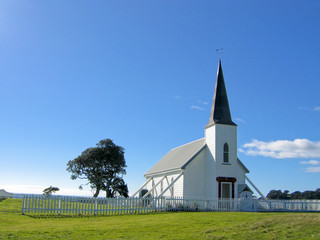 Fototapeta na wymiar mały biały drewniany kościół ewangelicki z nieba