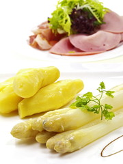 erstklassige spargel mit aufschnittplatte und kartoffeln