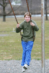 Obraz premium young boy on swingset