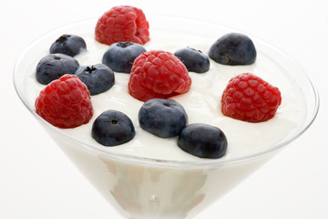 Buntes Obst auf Joghurt