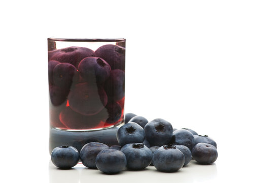 Blaubeerschnaps und frische Blaubeeren