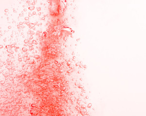 Rote Flüssigkeit wird ins Wasser gegossen - obrazy, fototapety, plakaty