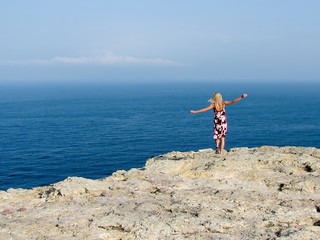 Obraz na płótnie Canvas female on continenatal europe's most western cliff in portugal