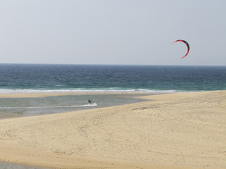 Obraz premium kite boarder in the lagoon ashore atlantic ocean in portugal