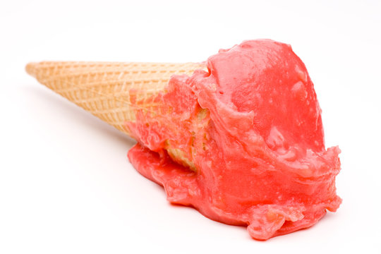 Rotes Eis in Waffel liegt am Boden