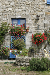 Fototapeta na wymiar Plouharnel, Haus mit blauen Fenstern, Bretagne