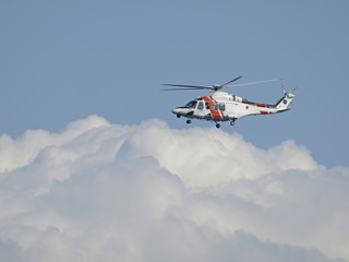 Fototapeta na wymiar Helicóptero y nubes