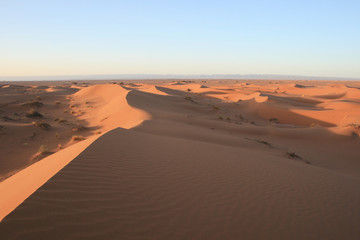 Coucher de soleil sur le désert du Maroc