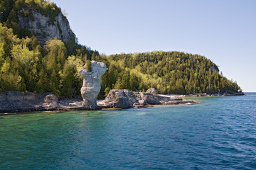 tobermory view from boat to rocks