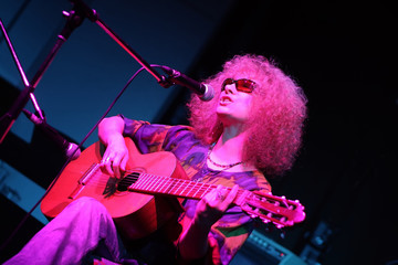 Obraz na płótnie Canvas Singing woman with guitar