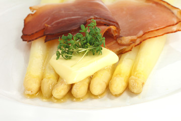 Spargel mit Butter und Schinken