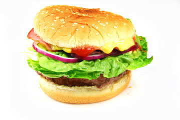 Appétissant hamburger isolé sur un fond blanc