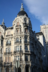Fototapeta na wymiar Modernistyczna fasada w Madrycie