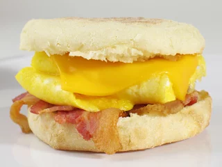 Papier Peint photo Lavable Oeufs sur le plat Sandwich aux œufs et au bacon