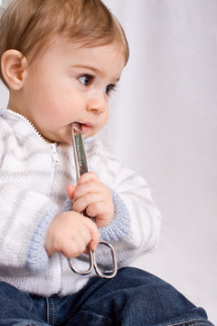 bébé enfant ciseaux danger risque avaler dangereux accident2