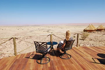 Outdoor-Kissen Woman look at the desert © faberfoto
